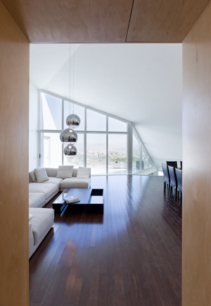 Άποψη του καθιστικού και στο βάθος η ιδιόμορφη τζαμαρία Άποψη του καθιστικού και στο βάθος η ιδιόμορφη τζαμαρία